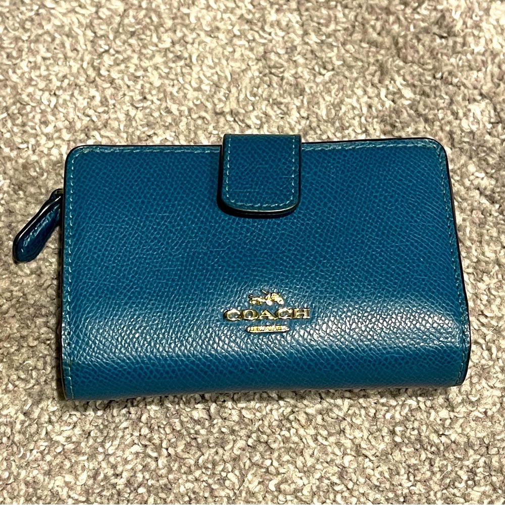 Coach Medium Corner Zip Wallet in Atlantic & Gold